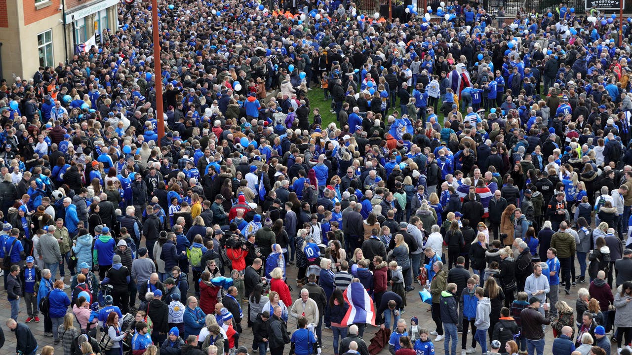 Tributes as soccer returns to Leicester 2 weeks after crash